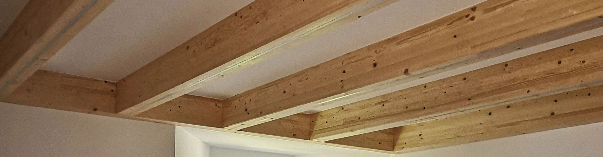 Massive Holzbalken eingezogen Massive Holzbalken eingezogen